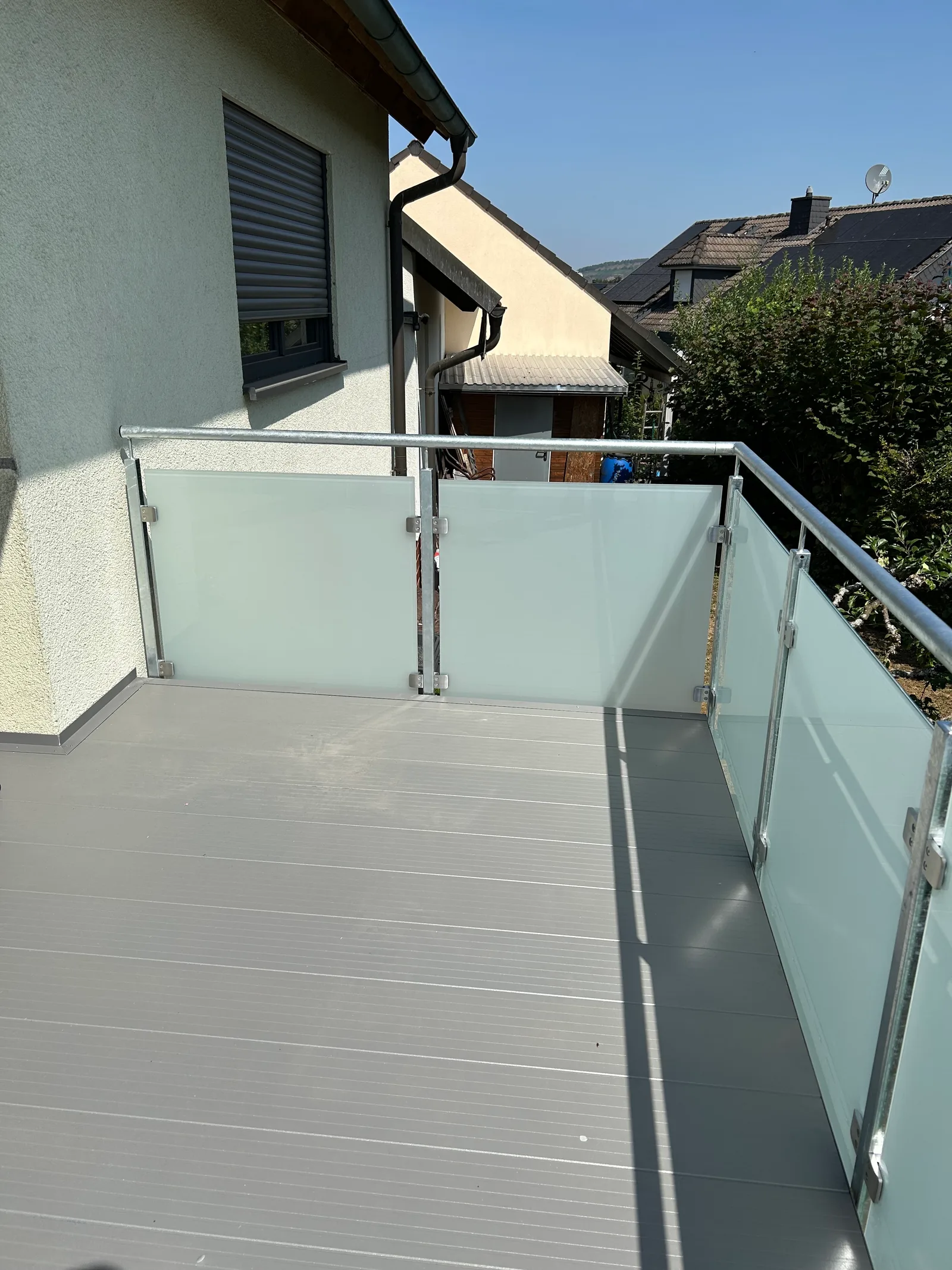 Rutschhemmender Aluminiumboden auf erweitertem Stahlbalkon mit Glasgeländer