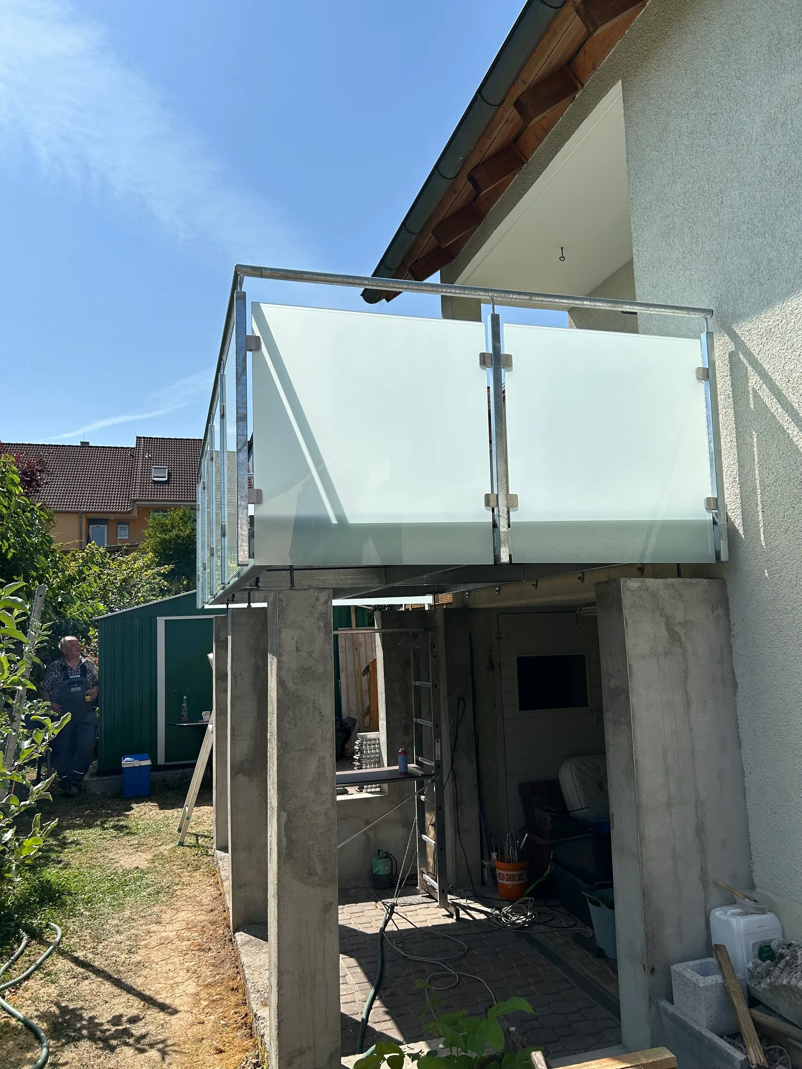 Balkonerweiterung mit Stahlunterbau und Glasgeländer (Erlabrunn)